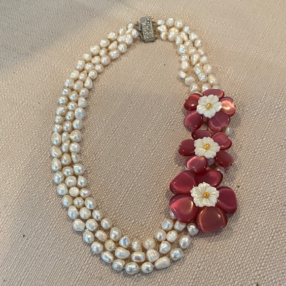 Jewelry - Elegant Pearl and Floral Necklace